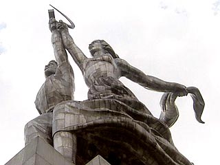 Памятник Веры Мухиной "Рабочий и колхозница" установят на 35-метровый постамент