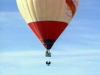 Известный британский воздухоплаватель и исследователь Дэвид Хемпелман установил самый причудливый в своей карьере рекорд, устроив самый высотный в мире обед