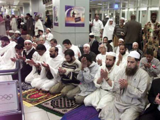Британские мусульмане молятся в аэропорту Хитроу перед совершением хаджа в Мекку