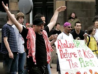 Беспорядками в деловых кварталах Эдинбурга завершился марш активистов "антикапиталистического" движения, протестовавших против проведения предстоящего саммита "большой восьмерки" в Глениглзе