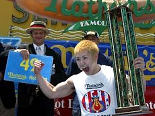 Представитель Японии Такеру Кобаяси в пятый раз подряд завоевал титул чемпиона мира на международных соревнованиях по поеданию хот-догов, которые состоялись 4 июля в Нью-Йорке