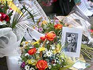 Около 30 человек, в основном пожилых, участвовали в церемонии открытия 1 июля на московском Донском кладбище памятника репрессированным немцам - гражданам Германии и Австрии, осужденным советскими военными трибуналами на территории ГДР