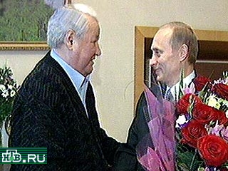 Президент России Владимир Путин накануне отлета с визитом в Республику Корея навестил в Центральной клинической больнице первого президента России Бориса Ельцина