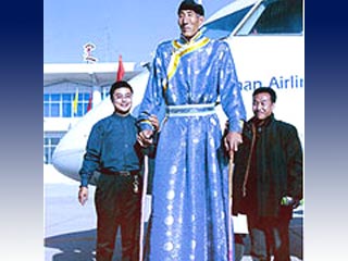 54-летний Си Шун, из района Внутренняя Монголия войдет в Книгу рекордов Гиннесса благодаря своему огромному росту 7 футов 8,95 дюймов (2 метра 36,1 см)