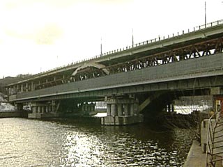 В Москве на Лужнецком мосту стоит девушка, которая хочет покончить с собой