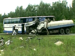 В Омской области в результате столкновения грузовика "КамАЗ" с пассажирским автобусом погибли семь человек, 20 получили ранения различной степени тяжести