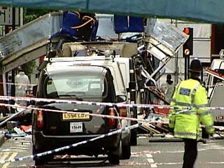 Полиция полагает, что взрывное устройство в автобусе было оставлено в сумке, а не приведено в действие террористом-самоубийцем, сообщил замглавы Скотланд-Ярда Брайан Пэддик