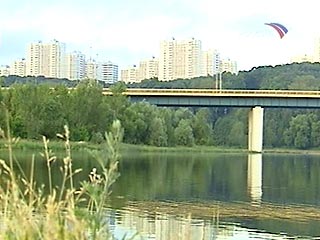 На Москве-реке ниже Крылатского моста на западе города в районе Фили обнаружено крупное нефтяное пятно длиной в километр