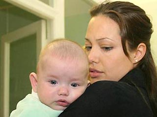 Анджелина Джоли передумала усыновлять младенца из России, от которого отказались родители