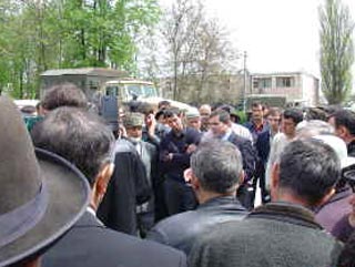 В ингушском Карабулаке митингующие выгнали мэра