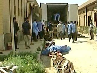 Девять иракских строительных рабочих скончались от жары и удушья в полицейском железном фургоне, в который их поместили сотрудники сил безопасности, заподозрив в связях с террористами