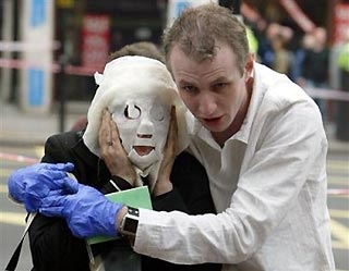 Журналисты раскрыли личность "женщины в маске", ставшей символом лондонских терактов