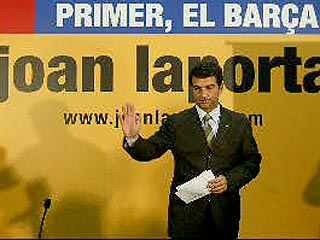Президент "Барселоны" устроил стриптиз в аэропорту