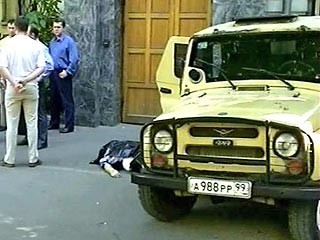 В центре Москвы при вооруженном нападении на инкассаторов один человек убит, еще один получил ранения. Нападавшие похитили 1 млн долларов