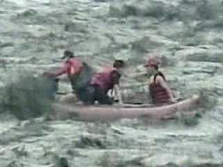 В Охотском море обнаружен плот с моряками затонувшей баржи: 3 спасены, 1 погиб
