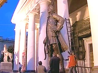 Памятник Петру I Церетели увезли из исторического центра Петербурга