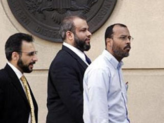 К пожизненному заключению приговорен в США мусульманский проповедник Али Тимими (в центре)