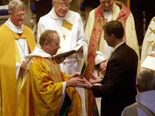 в 2003 году епископ Смит поддержал епископскую ординацию открытого гомосексуалиста Джина Робинсона, теперь ему не подчиняются
