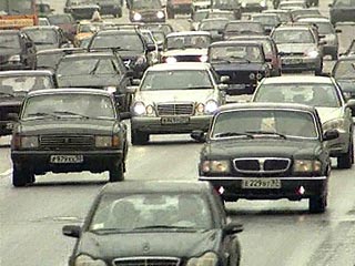 Начиная с вечера пятницы, когда на автотрассах традиционно увеличивается количество автомобилей, стремящихся покинуть пределы Москвы, в разных районах города наблюдается превышение предельно допустимых норм загрязнения воздуха в 2-4 раза