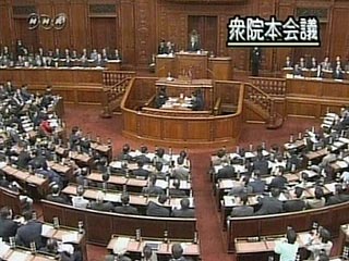Депутатам нижней палаты парламента Японии не следует появляться на ее заседаниях в нетрезвом виде. Об этом, как сообщает агентство ИТАР-ТАСС со ссылкой на японские СМИ, договорились друг с другом правящая коалиция и оппозиция, согласившись не раздувать ск