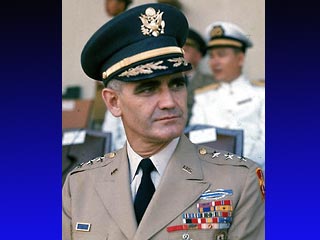 Бывший командующий войсками США во время войны во Вьетнаме Уильям Уэстморленд скончался в штате Северная Каролина. Отставному генералу был 91 год, он скончался от старости в ночь на вторник в доме престарелых
