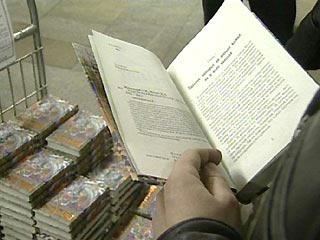 Согласно опросу, 37% россиян вообще не читают книг, 52% никогда их не покупают, и только 23% считают себя активными читателями