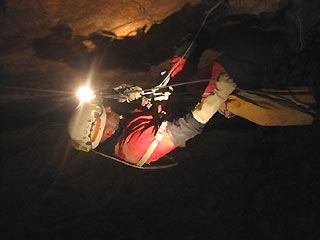 Российского спелеолога, блокированного в пещере в Абхазии, будут вытаскивать не менее двух суток