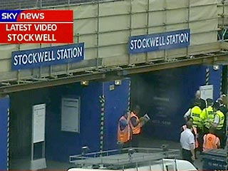 На станции Stockwell на юге Лондона около 10 часов утра в пятницу пятью выстрелами в голову полицейские в штатском застрелили мужчину, который вызвал подозрения в том, что готовился привести в действие взрывное устройство