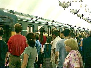 Московское метро - самое красивое метро в мире, которое ежегодно посещают тысячи туристов, излюбленное место встреч москвичей, - без всякого сомнения, стало самым грязным, пишет газета Liberation