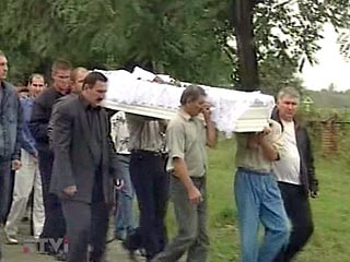 В минувшую пятницу в Беслане родители похоронили неопознанные останки жертв сентябрьского теракта. Никто из официальных лиц не посчитал нужным появиться