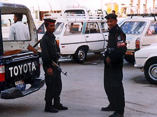 В Египте в туристической зоне Синай в ходе полицейской операции произошла перестрелка между полицией и предполагаемыми террористами. Предположительно, на Синае скрываются двое из шести пакистанцев