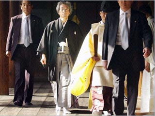 Коидзуми уверяет, что молится в "Ясукуни" о вечном мире, однако его паломничества в этот храм вызывают решительные протесты со стороны Китая и двух корейских государств