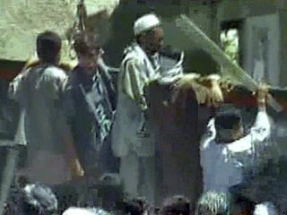 Тысячи афганцев окружили военную базу США в Баграме, требуя освободить троих задержанных