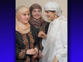 В последнее время в Тегеране и других крупных городах появляется все больше приталенных, разноцветных, укороченных, украшенных разрезами женских одеяний