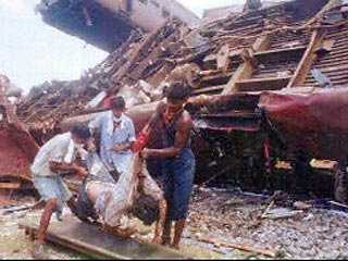 По последним данным, число погибших при взрыве в пассажирском поезде Шрамдживи Экспресс, следовавшем по маршруту Патна - Нью-Дели, в четверг выросло до десяти человек, ранены около 80, сообщает национальное телевидение