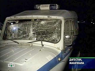 В Махачкале прогремел очередной взрыв. Как сообщили ИТАР-ТАСС в ГУВД Махачкалы, по предварительным данным, на фугасе подорвался милицейский "УАЗ"