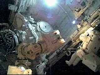 Астронавты Discovery вышли в открытый космос