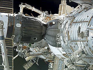 Астронавты закончили в открытом космосе пробный ремонт обшивки Discovery