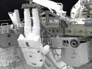 По данным NASA, на шаттле Discovery зафиксировано около 25 сколов теплозащитной плитки корабля