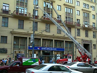 Пожар бушует в жилом доме по адресу: Тверская улица, 25