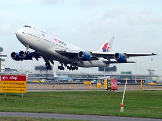Молящаяся стюардесса вынудила произвести посадку Boeing-747 с 200 человек на борту