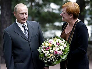 Действующий президент России Владимир Путин заявил, что хотел бы остаться президентом после 2008 года, но Конституция не позволяет