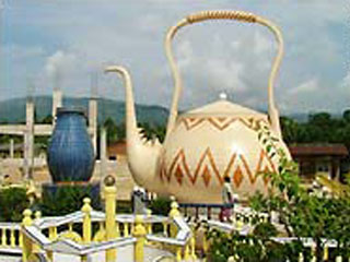 Члены и гости общины уверены, что вода из чайника, которая выливалась в огромную вазу, обладала очищающим эффектом