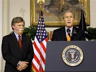 Президент Буш сделал обходной маневр в сенате, чтобы поставить на должность посла США в ООН Джона Болтона. Этим он пресек попытки демократов, которые дважды блокировали назначение чиновника Госдепартамента