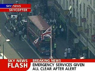 Полиция оцепила территорию в центре Лондона из-за задымления в автобусе. Об этом передает британский телеканал SkyNews