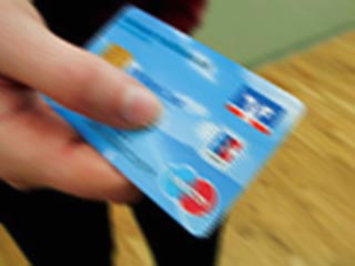 В Великобритании банк выдал клиенту платежную карточку с надписью "придурок"