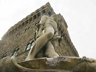 Во Флоренции на площади Синьории вандалы в очередной раз повредили знаменитый скульптурный ансамбль мраморного фонтана Нептуна, созданного в XVI веке