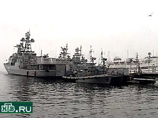 Президент  РФ  Владимир Путин сегодня во второй половине дня прибудет на базу Северного  флота, чтобы отдать последние  почести морякам  атомной подводной лодки "Курск"