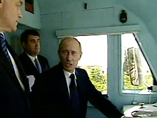 Президент РФ Владимир Путин поздравил работников и ветеранов железнодорожного транспорта с их профессиональным праздником - Днем железнодорожника