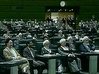 Махмуд Ахмади Нежад приведен сегодня к присяге в качестве шестого по счету президента Исламской Республики Иран. Церемония инаугурации, в ходе которой он прочитал, а затем подписал текст клятвы, состоялась в здании иранского меджлиса (парламента) в Тегера